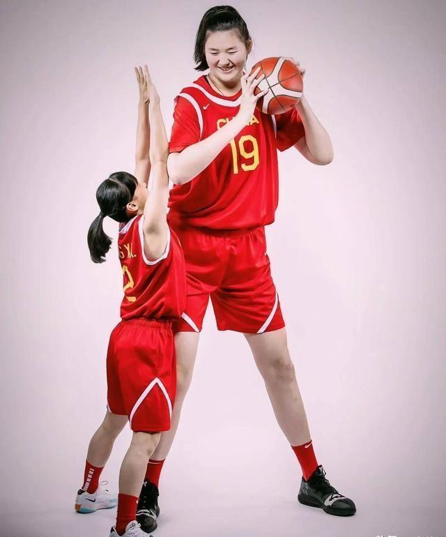 九游体育-FIBA发布中国女篮写真张子宇韩旭搞怪(中国女子篮球队韩旭)