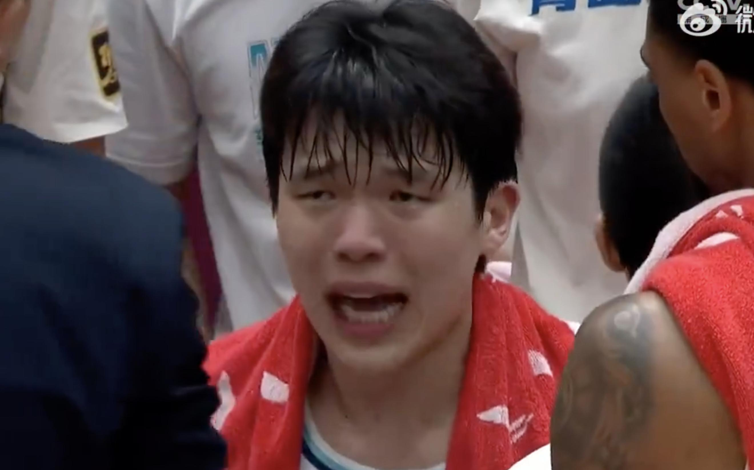 九游体育-关于稳住心态！杨瀚森持球单打被吹进攻犯规，表情略显无措的信息