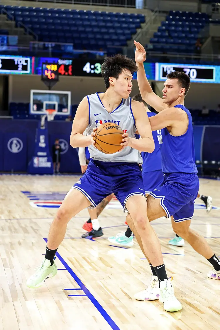 8255美元!杨瀚森联合试训球衣拍高价仅次于状元弗拉格(杨瀚森夏联首战勇士)