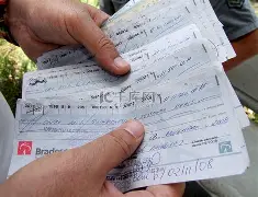 九游体育-莫里斯利用空头支票诈骗的情况不止一次(钱某持盗窃来的身份证及伪造的空头支票)