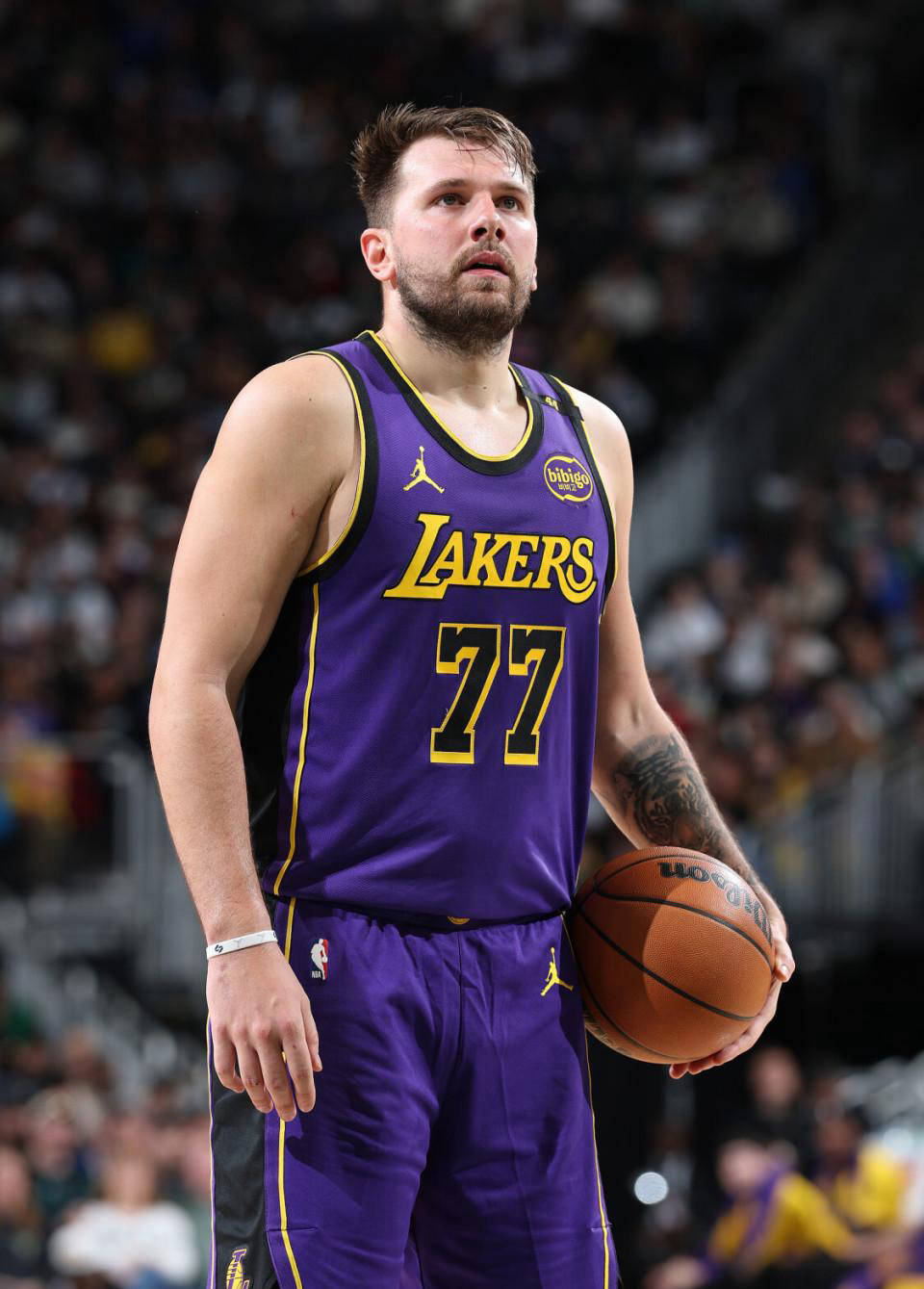交易激发了东契奇的饥饿感，他今年有机会拿下MVP(东契奇克服颈伤触底反弹 单节暴走狂砍19分强势收胜)