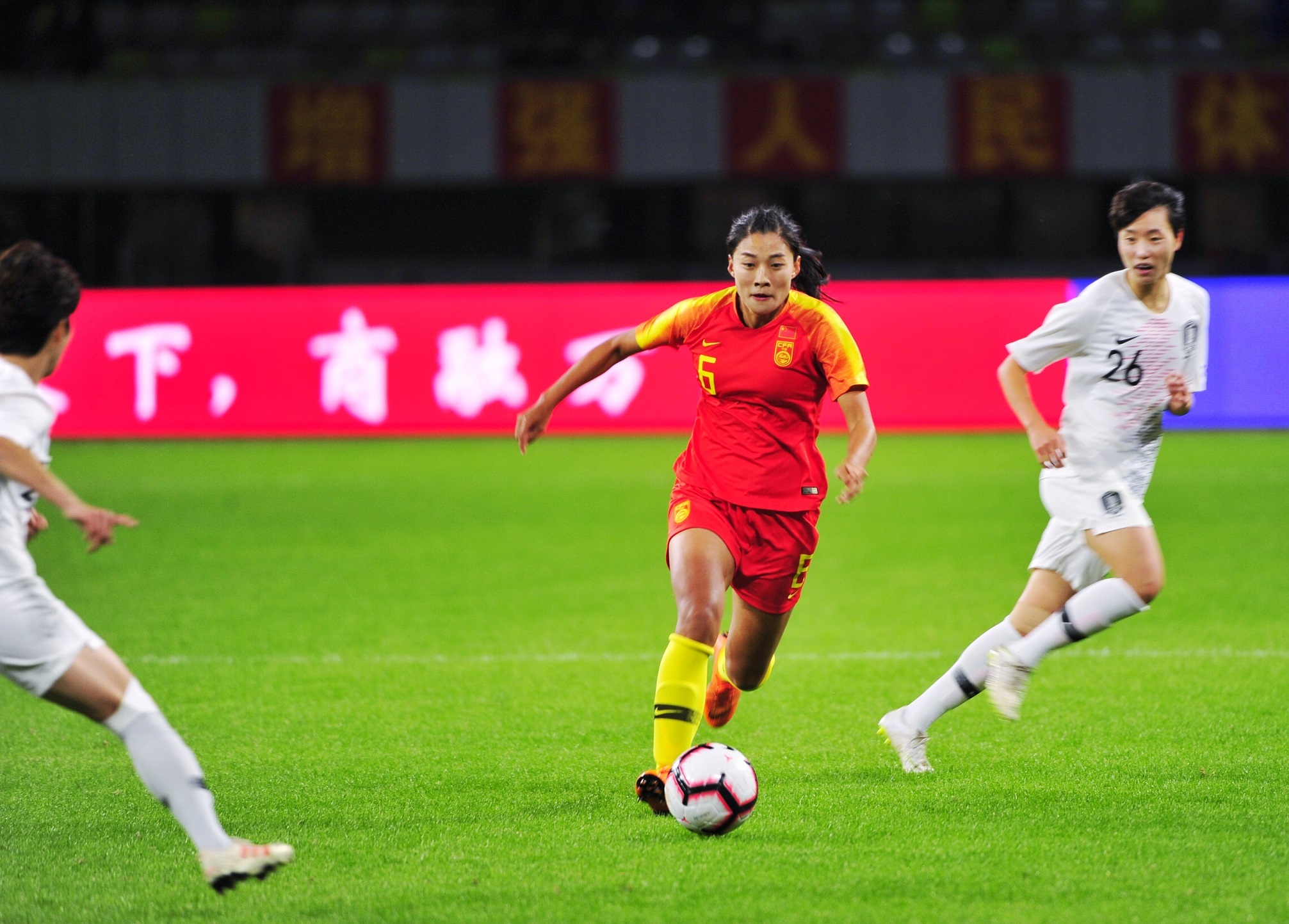 中国女足队员在国际大赛中取得胜利(中国女足队员获国际足联)